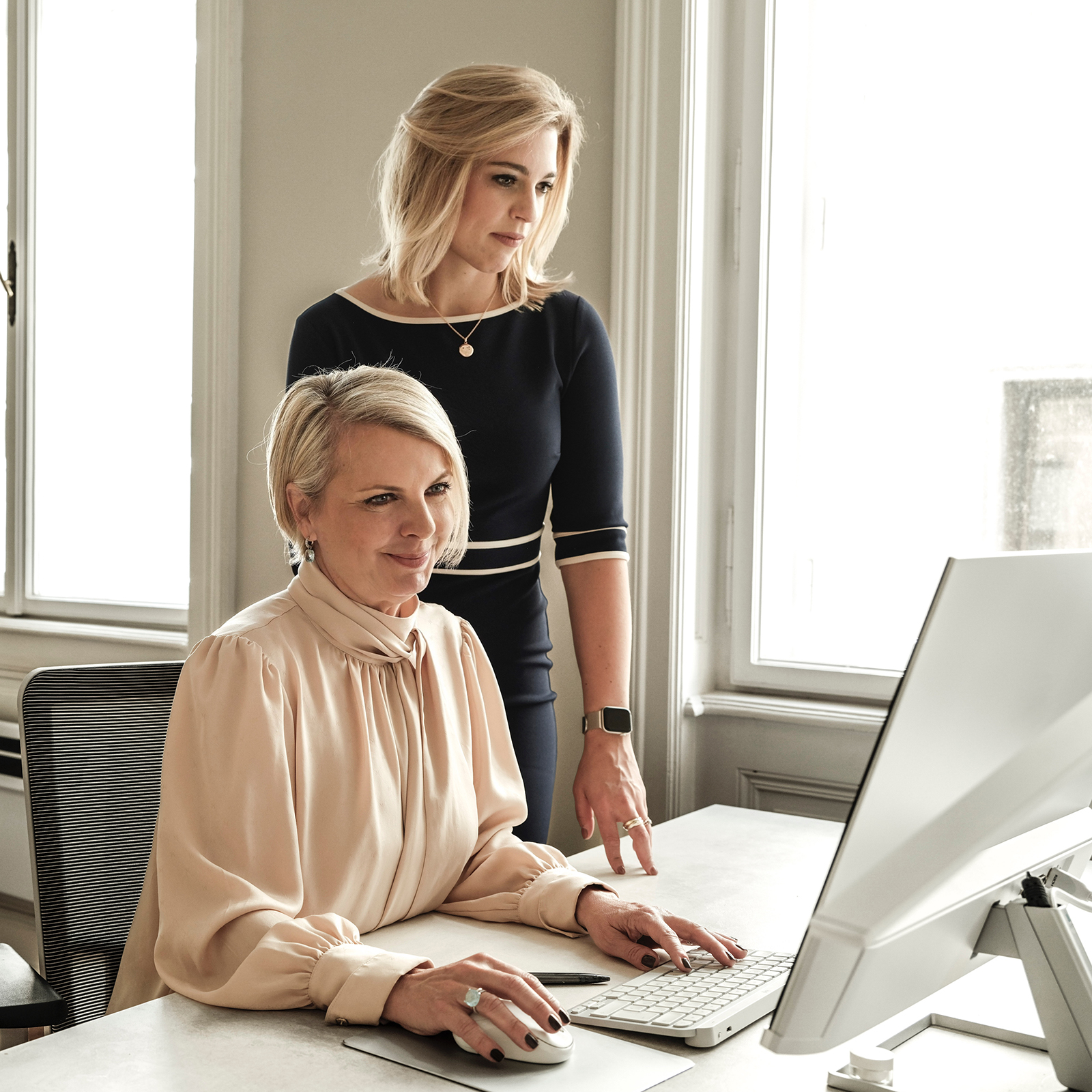 Zwei Rechtsanwältinnen bei der Arbeit im Büro Zwei Rechtsanwältinnen bei der Arbeit im Büro